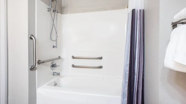 La Quinta Inn & Suites by Wyndham Elkhart photo 3