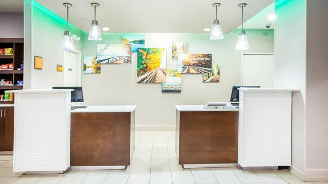 La Quinta Inn & Suites by Wyndham Elkhart photo 8