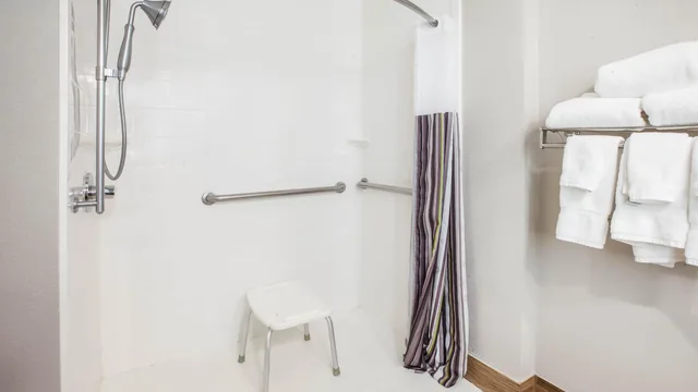 La Quinta Inn & Suites by Wyndham Elkhart photo 9