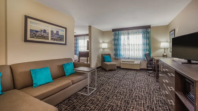 La Quinta Inn & Suites by Wyndham Fairborn Wright-Patterson photo 2