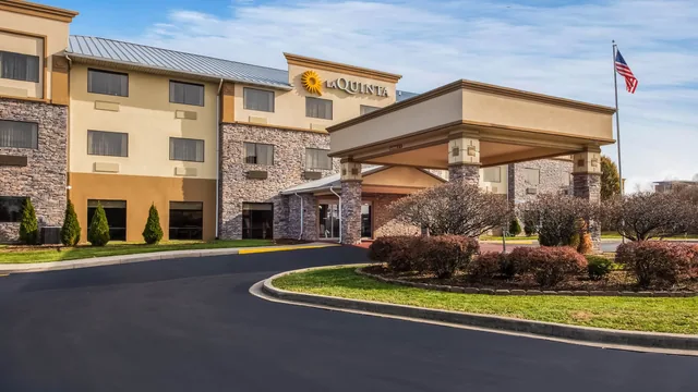 La Quinta Inn & Suites by Wyndham Fairborn Wright-Patterson photo 4
