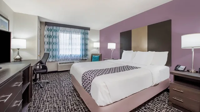 La Quinta Inn & Suites by Wyndham Fairborn Wright-Patterson photo 8