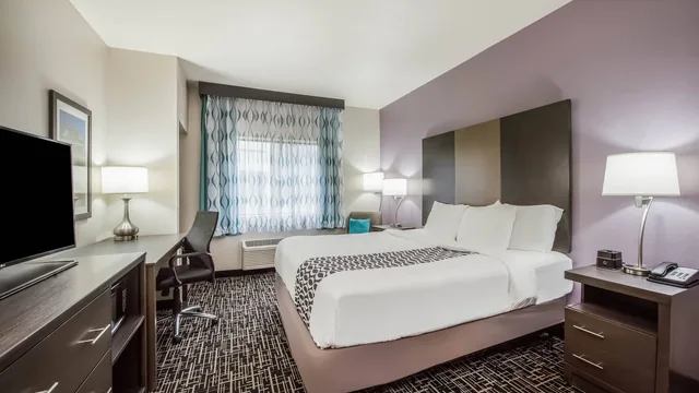 La Quinta Inn & Suites by Wyndham Fairborn Wright-Patterson photo 9
