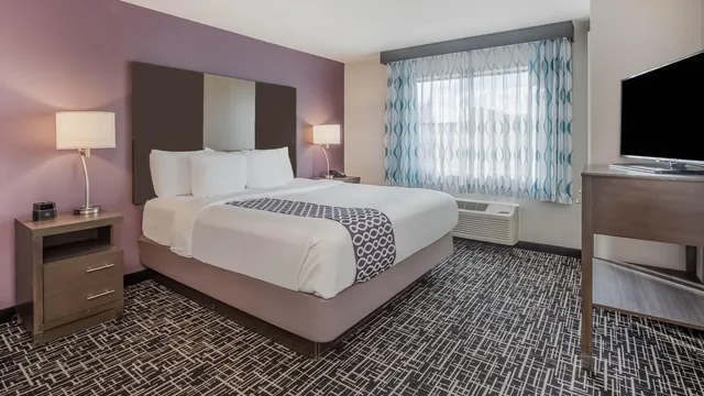 La Quinta Inn & Suites by Wyndham Fairborn Wright-Patterson photo 11