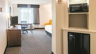 La Quinta Inn & Suites by Wyndham Fort Worth City View