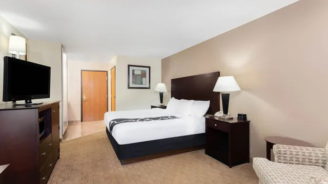 La Quinta Inn & Suites by Wyndham Frankfort photo 8