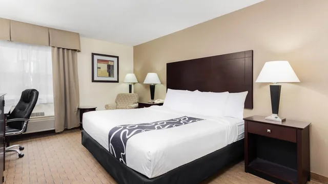 La Quinta Inn & Suites by Wyndham Frankfort photo 9
