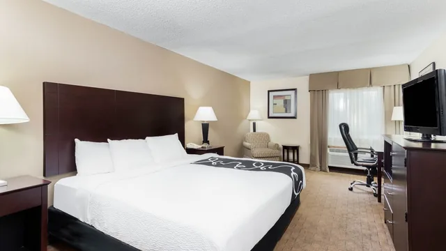 La Quinta Inn & Suites by Wyndham Frankfort photo 11