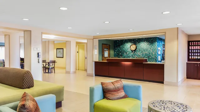 La Quinta Inn & Suites by Wyndham Frankfort photo 12