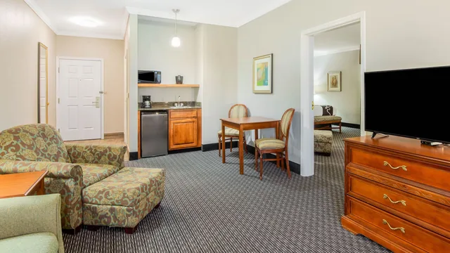 La Quinta Inn & Suites by Wyndham Gainesville photo 5