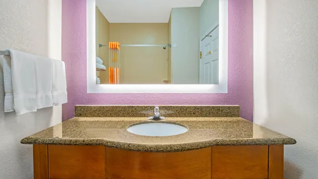 La Quinta Inn & Suites by Wyndham Gainesville photo 11