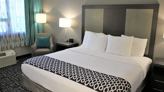 La Quinta Inn & Suites by Wyndham Indianapolis Downtown photo 2