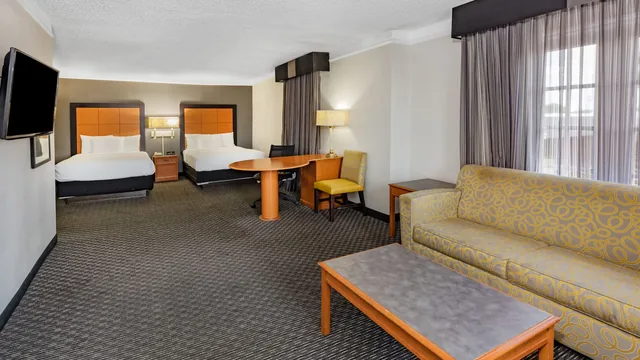 La Quinta Inn by Wyndham Laredo I-35 photo 2