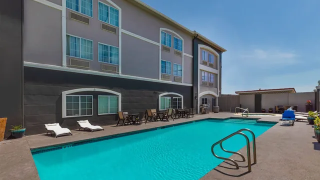 La Quinta Inn & Suites by Wyndham Laredo Airport photo 1