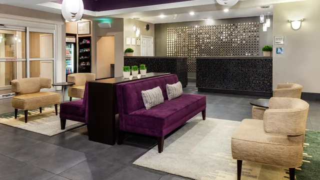 La Quinta Inn & Suites by Wyndham Laredo Airport photo 2