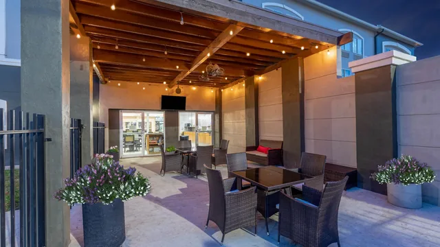 La Quinta Inn & Suites by Wyndham Laredo Airport photo 5