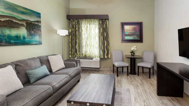 La Quinta Inn & Suites by Wyndham Laredo Airport photo 6