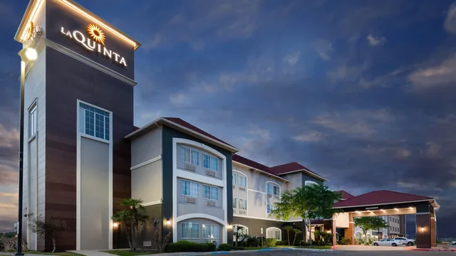 La Quinta Inn & Suites by Wyndham Laredo Airport photo 8