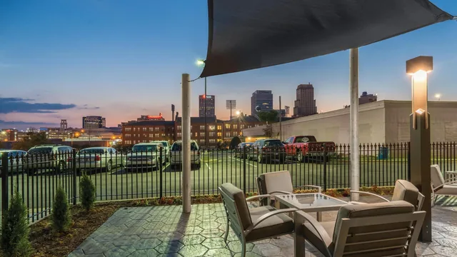 La Quinta Inn & Suites by Wyndham Memphis Downtown photo 12
