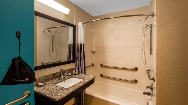 La Quinta Inn & Suites by Wyndham Midland North photo 8