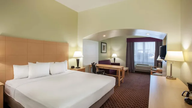 La Quinta Inn & Suites by Wyndham Odessa North photo 9
