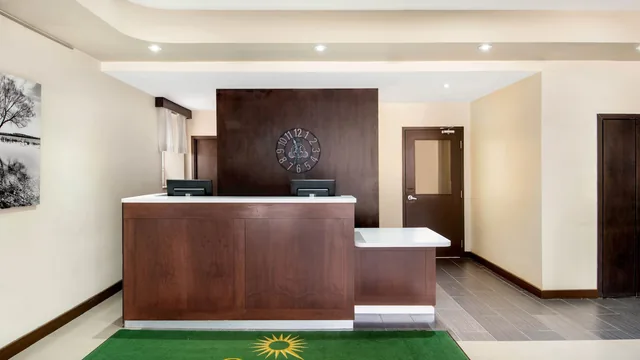 La Quinta Inn & Suites by Wyndham Oshawa photo 4