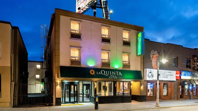 La Quinta Inn & Suites by Wyndham Oshawa photo 6