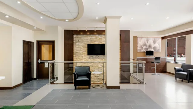La Quinta Inn & Suites by Wyndham Oshawa photo 8