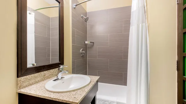 La Quinta Inn & Suites by Wyndham Oshawa photo 9