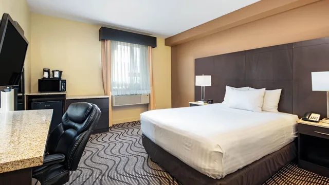 La Quinta Inn & Suites by Wyndham Oshawa photo 10