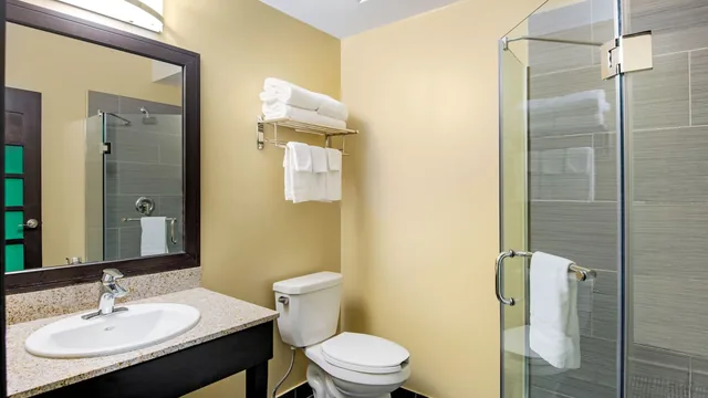 La Quinta Inn & Suites by Wyndham Oshawa photo 12