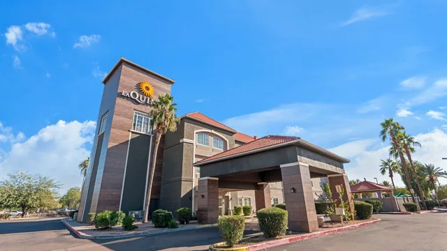 La Quinta Inn & Suites by Wyndham Phoenix I-10 West photo 1