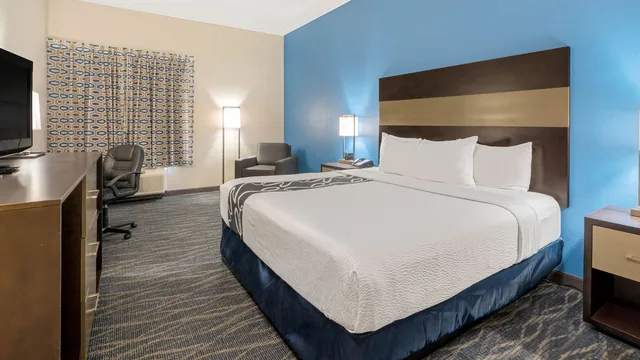 La Quinta Inn & Suites by Wyndham Phoenix I-10 West photo 2