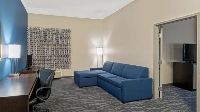 La Quinta Inn & Suites by Wyndham Phoenix I-10 West photo 9