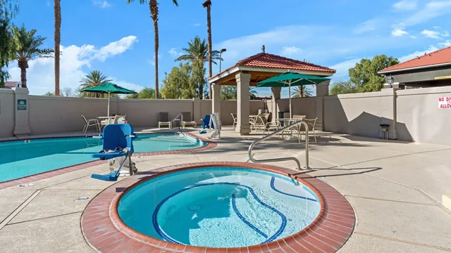 La Quinta Inn & Suites by Wyndham Phoenix I-10 West photo 10