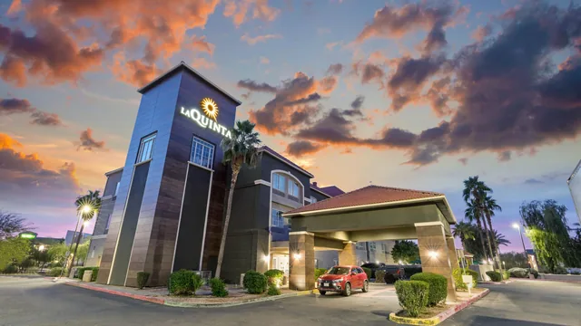 La Quinta Inn & Suites by Wyndham Phoenix I-10 West photo 11