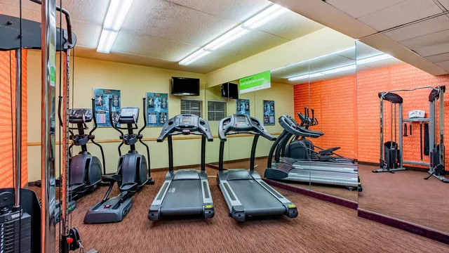 La Quinta Inn & Suites by Wyndham Raleigh Crabtree photo 2