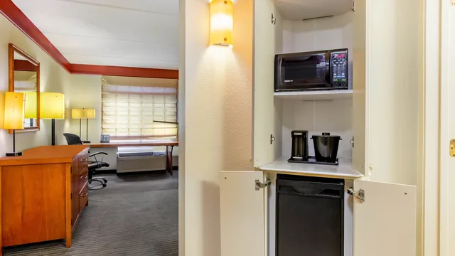 La Quinta Inn & Suites by Wyndham Raleigh Crabtree photo 3