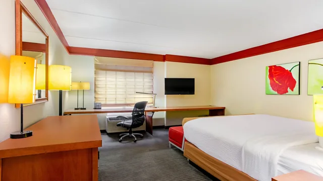 La Quinta Inn & Suites by Wyndham Raleigh Crabtree photo 6