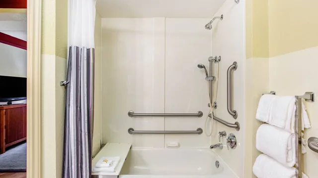 La Quinta Inn & Suites by Wyndham Raleigh Crabtree photo 7