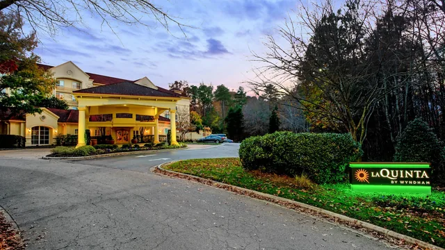 La Quinta Inn & Suites by Wyndham Raleigh Crabtree photo 8