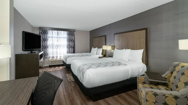 La Quinta Inn & Suites by Wyndham Raleigh Downtown North photo 7
