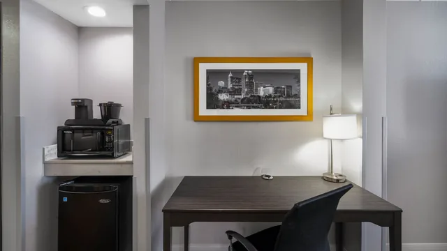 La Quinta Inn & Suites by Wyndham Raleigh Downtown North photo 8