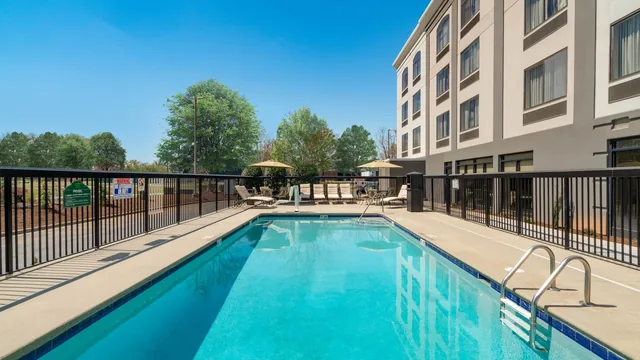 La Quinta Inn & Suites by Wyndham Raleigh Downtown North photo 9