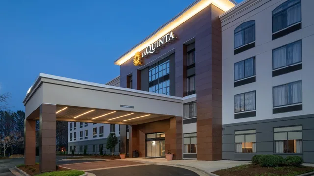 La Quinta Inn & Suites by Wyndham Raleigh Downtown North photo 11