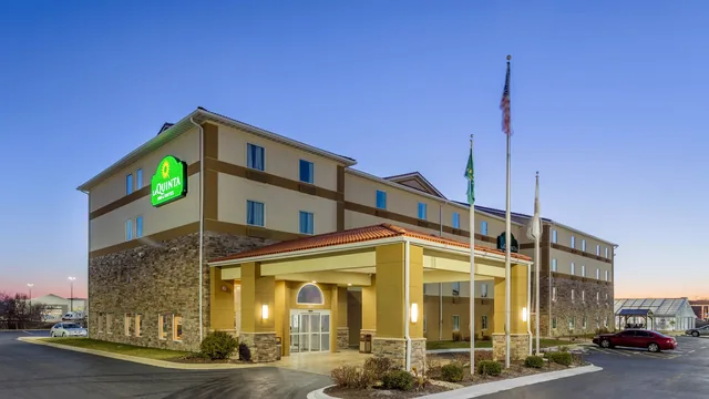 La Quinta Inn & Suites by Wyndham Rockford photo 1