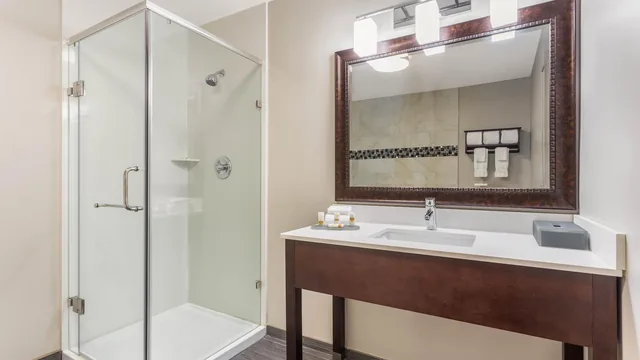 La Quinta Inn & Suites by Wyndham Rockford photo 7