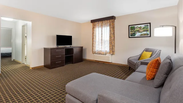 La Quinta Inn & Suites by Wyndham Rockford photo 8