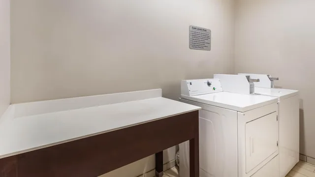 La Quinta Inn & Suites by Wyndham Rockford photo 9