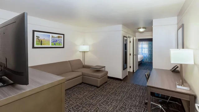 La Quinta Inn & Suites by Wyndham Rockwall photo 11